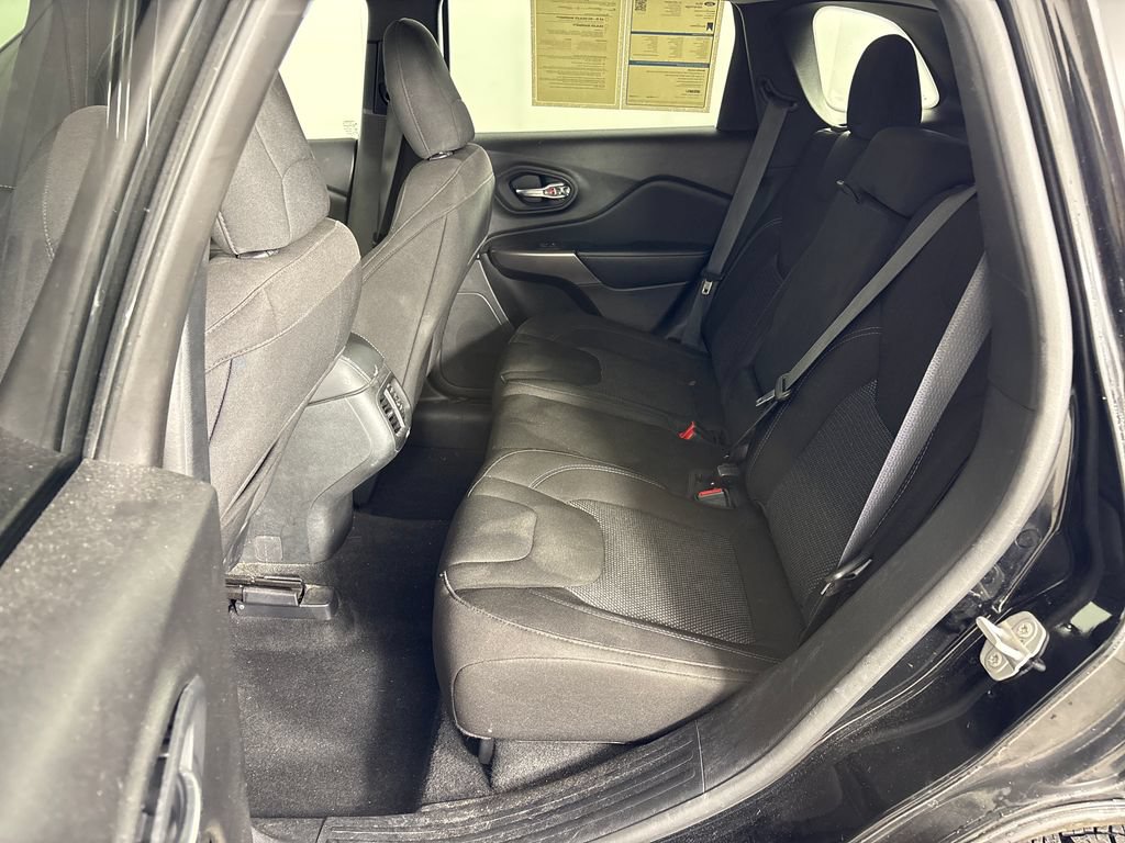 Used 2021 Jeep Cherokee Latitude FWD image 29