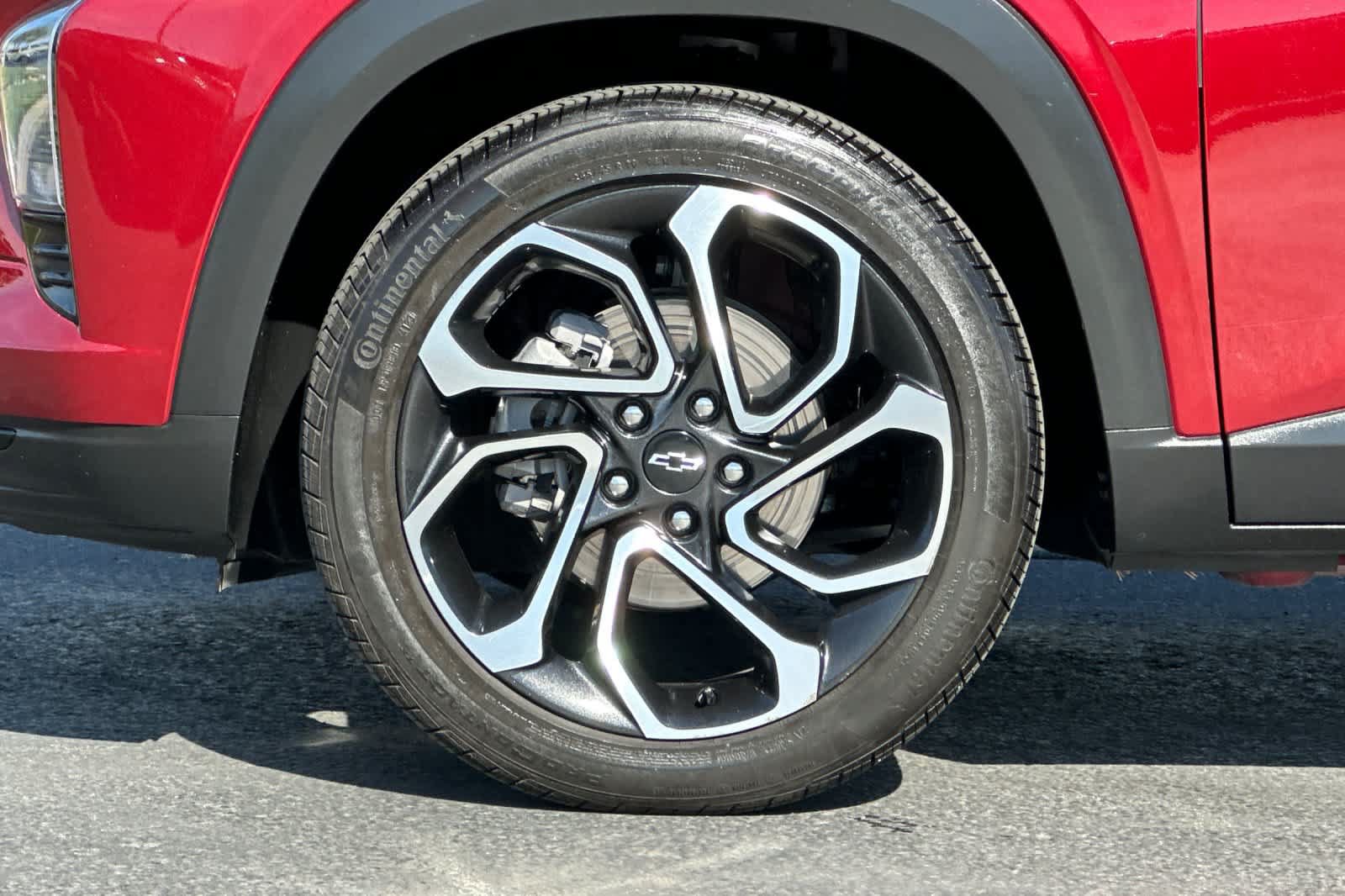 Used 2024 Chevrolet Trax RS w/ Sunroof Package FWD image 26