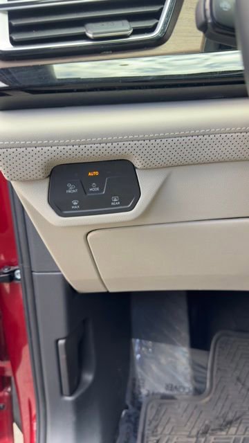 Used 2024 Volkswagen Atlas SE w/ Panoramic Sunroof Package image 10