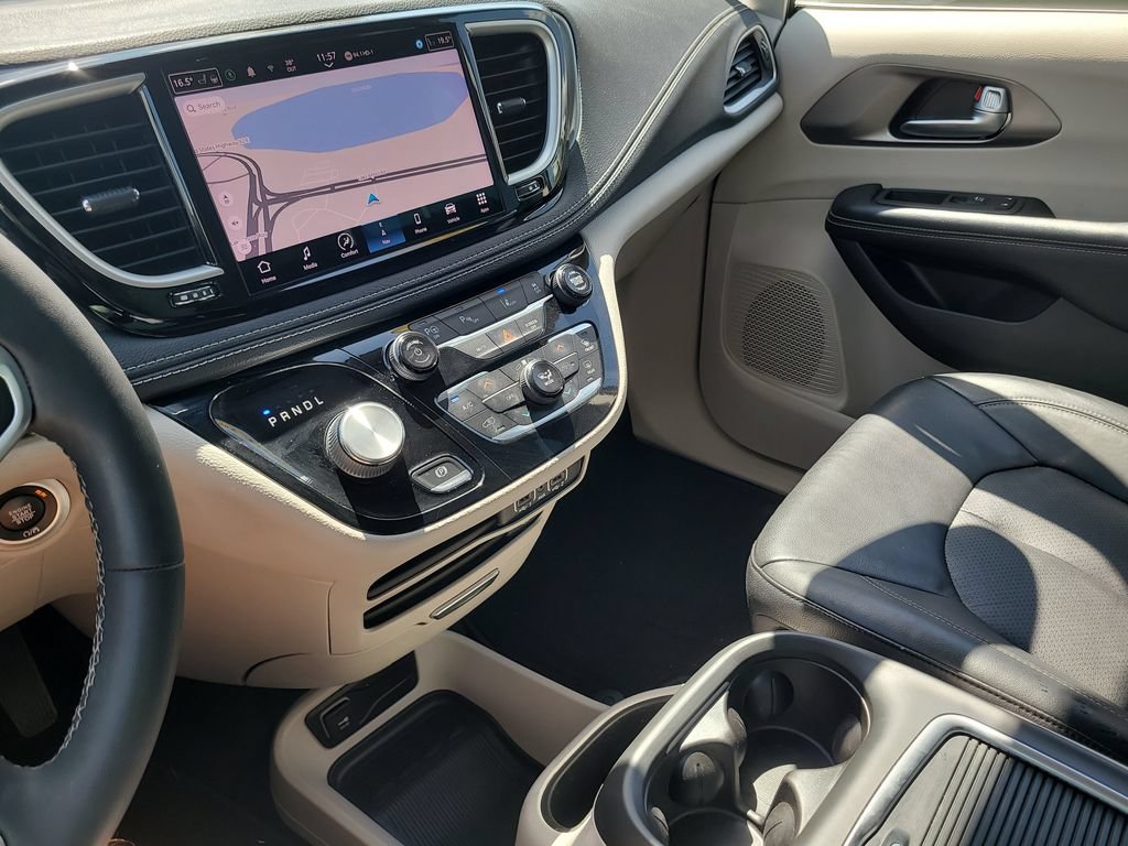 Used 2022 Chrysler Pacifica Touring-L w/ Uconnect Theater Family Group FWD image 21