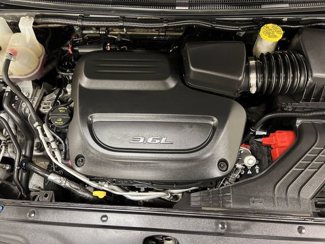 Used 2024 Chrysler Pacifica Touring-L FWD image 11