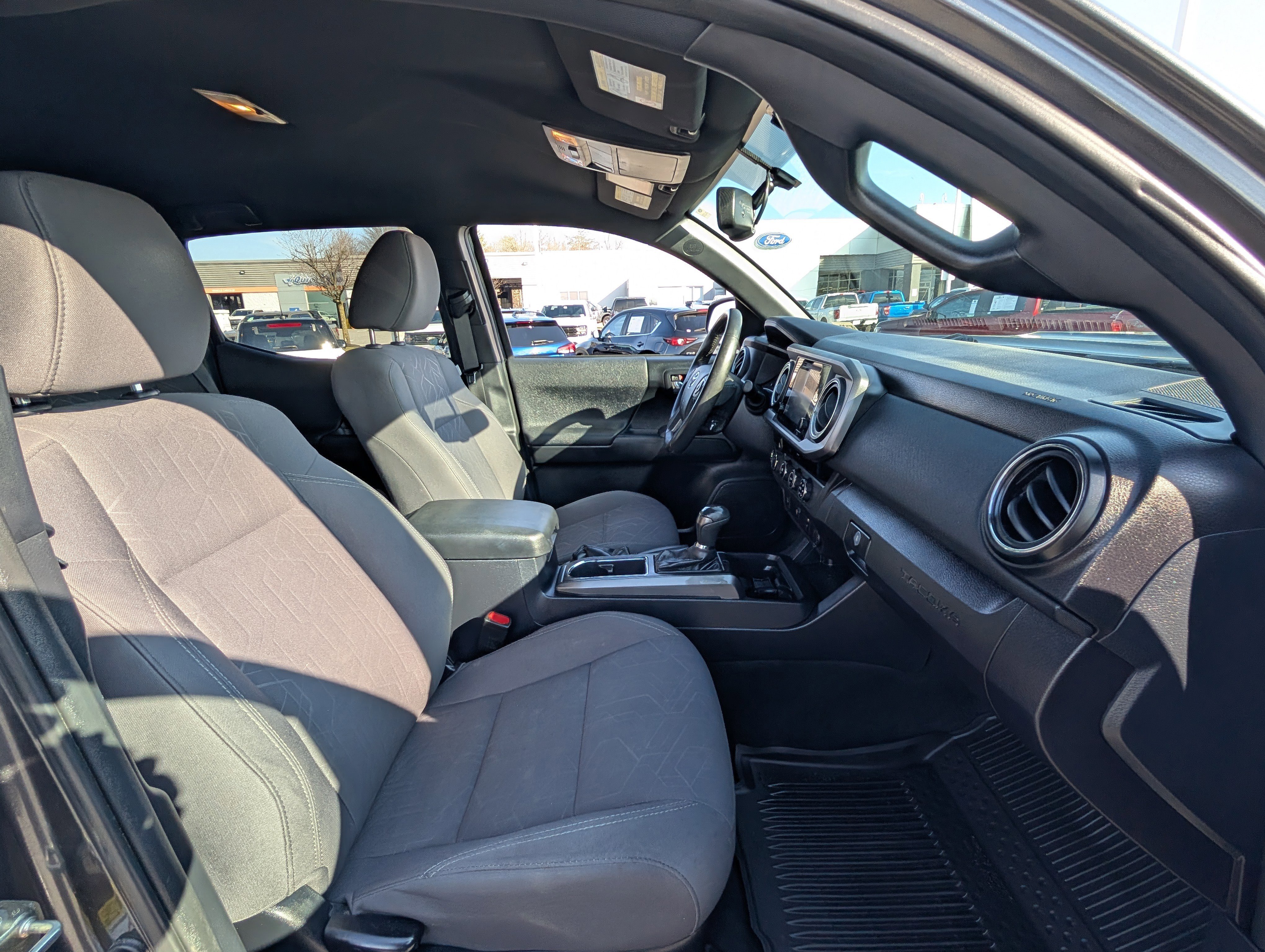 Used 2017 Toyota Tacoma TRD Sport w/ Tow Package image 10