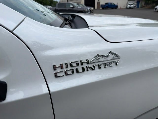 Used 2025 Chevrolet Suburban High Country AWD/4WD image 36