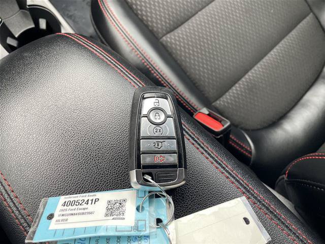 Certified 2025 Ford Escape ST-Line Select AWD/4WD image 38