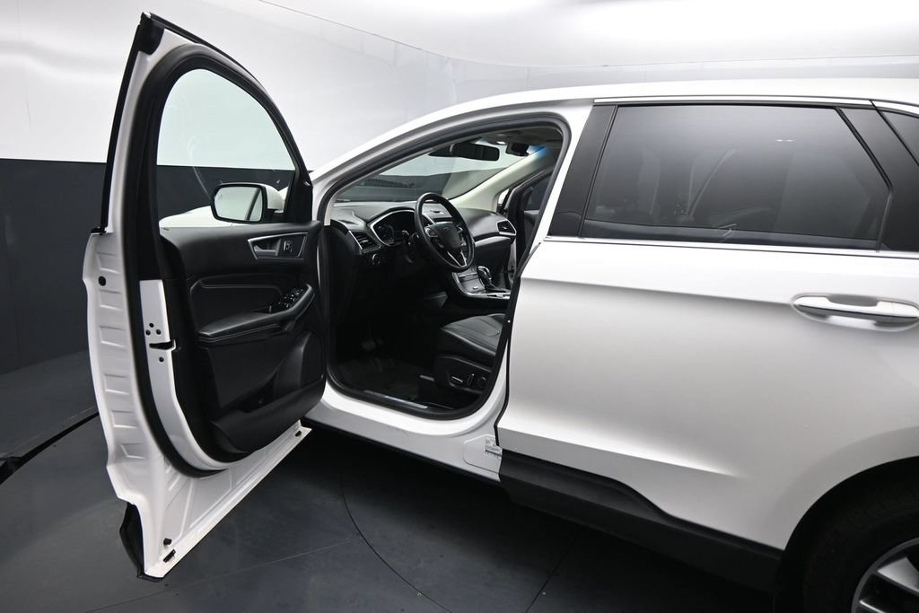 Certified 2018 Ford Edge Titanium w/ Equipment Group 302A AWD/4WD image 8