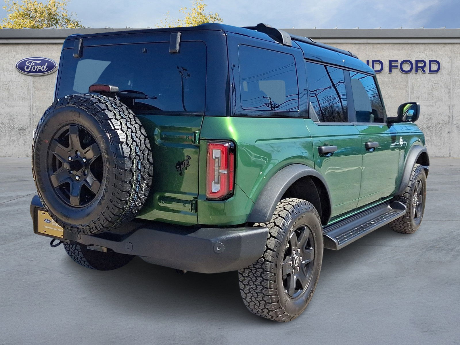 Certified 2025 Ford Bronco Outer Banks w/ Black Appearance Package image 4