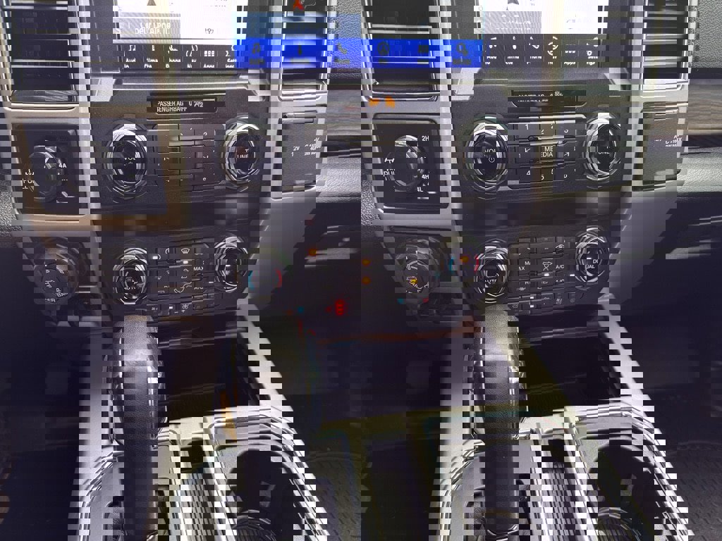 Certified 2020 Ford F150 Lariat w/ Equipment Group 502A Luxury image 29