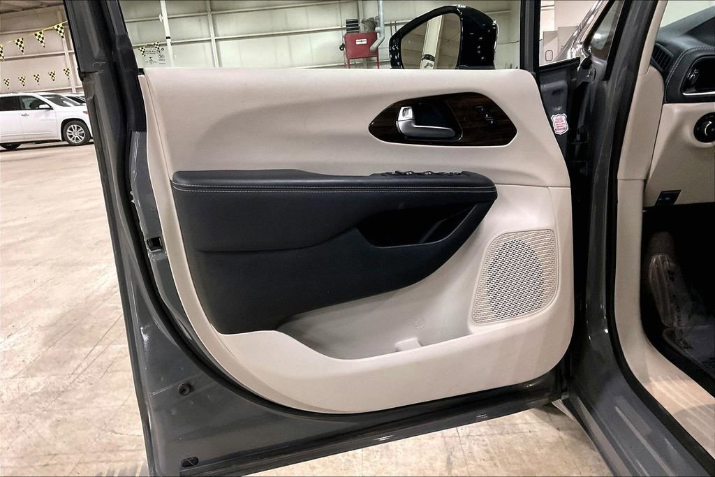 Used 2023 Chrysler Pacifica Limited image 22