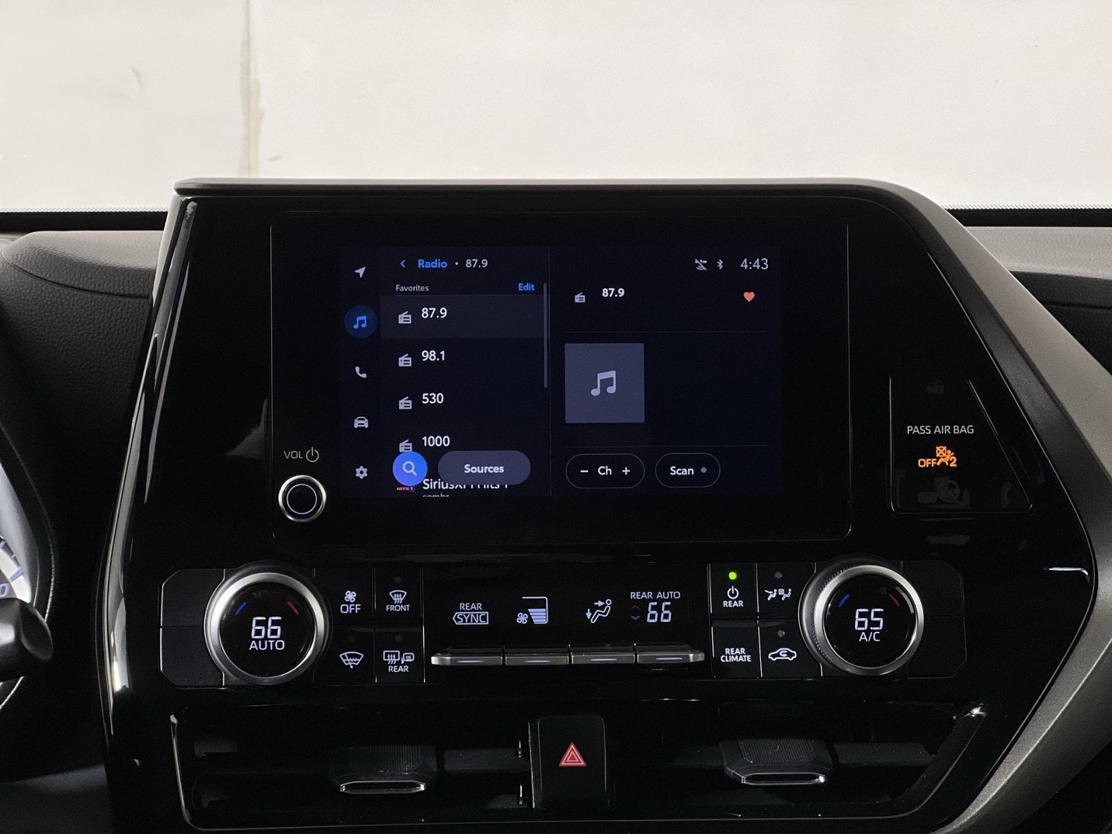 Used 2023 Toyota Highlander LE AWD/4WD image 18