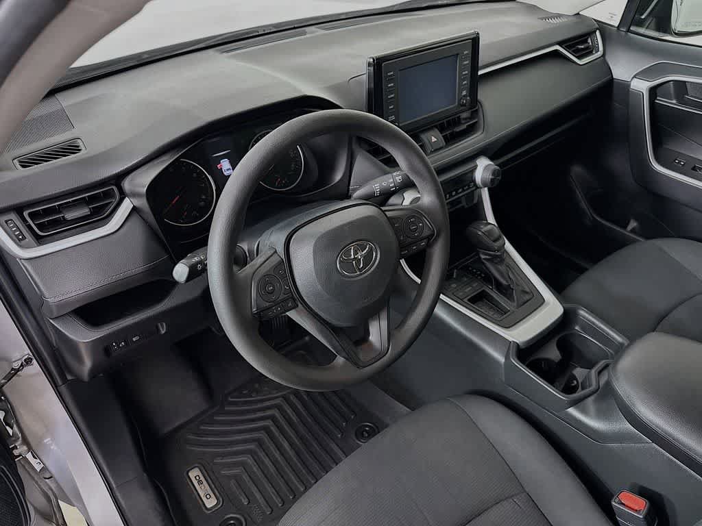 Used 2019 Toyota RAV4 LE FWD image 2