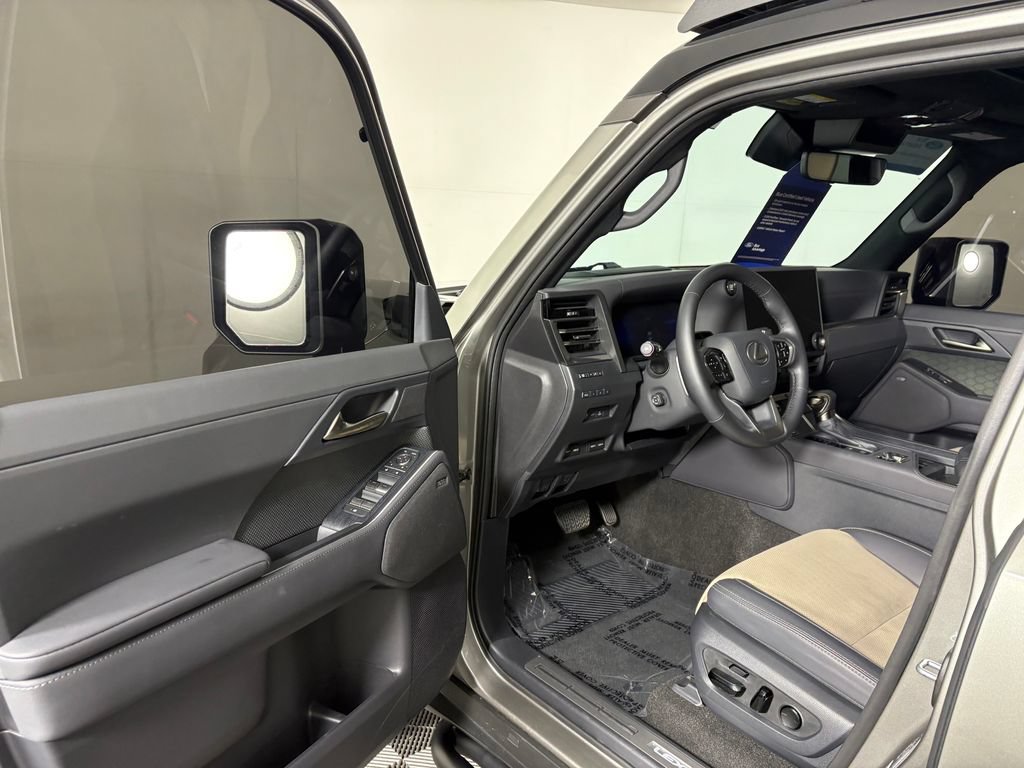 Used 2025 Lexus GX 550 w/ Accessory Package (CT) AWD/4WD image 11