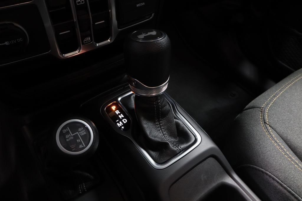 Used 2025 Jeep Wrangler Unlimited Sahara AWD/4WD image 34