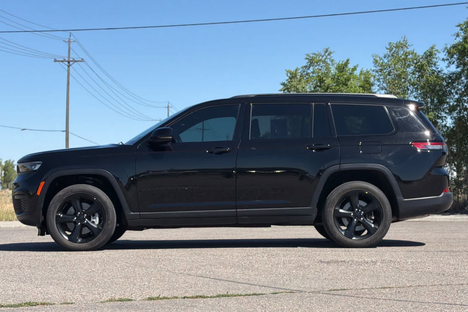 Used 2024 Jeep Grand Cherokee L Altitude AWD/4WD image 5