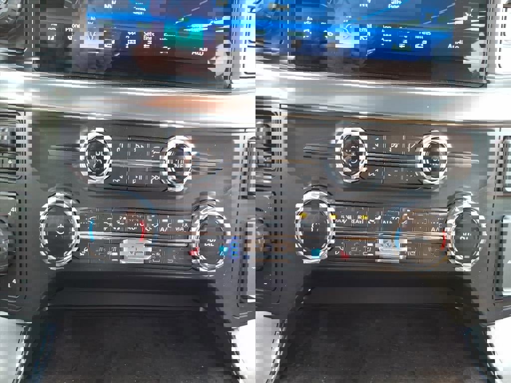 Certified 2022 Ford F150 Lariat w/ Equipment Group 502A High image 28