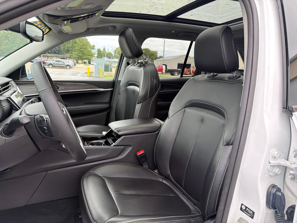 Used 2023 Jeep Grand Cherokee Limited w/ MOPAR Finishing Package AWD/4WD image 12
