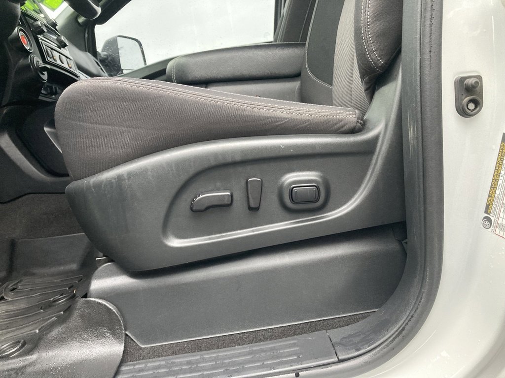 Used 2023 Nissan Titan SV w/ SV Convenience Package image 17