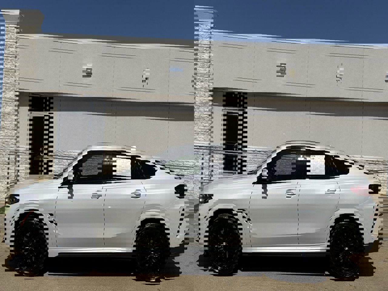 Used 2024 BMW X6 xDrive40i w/ Premium Package image 3