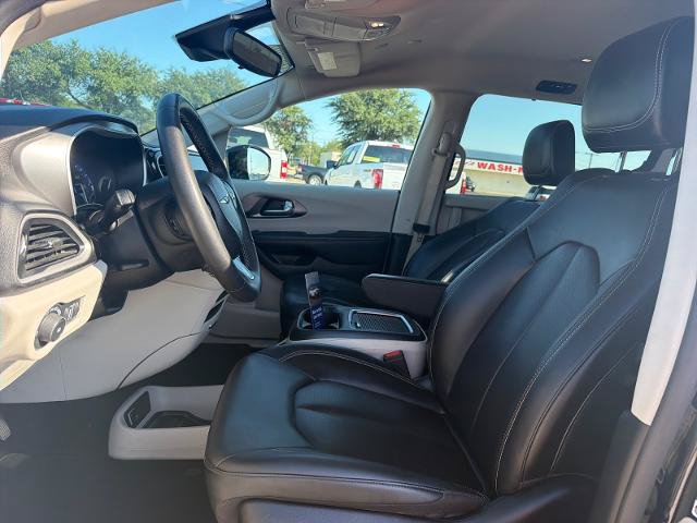 Used 2024 Chrysler Pacifica Touring-L FWD image 12