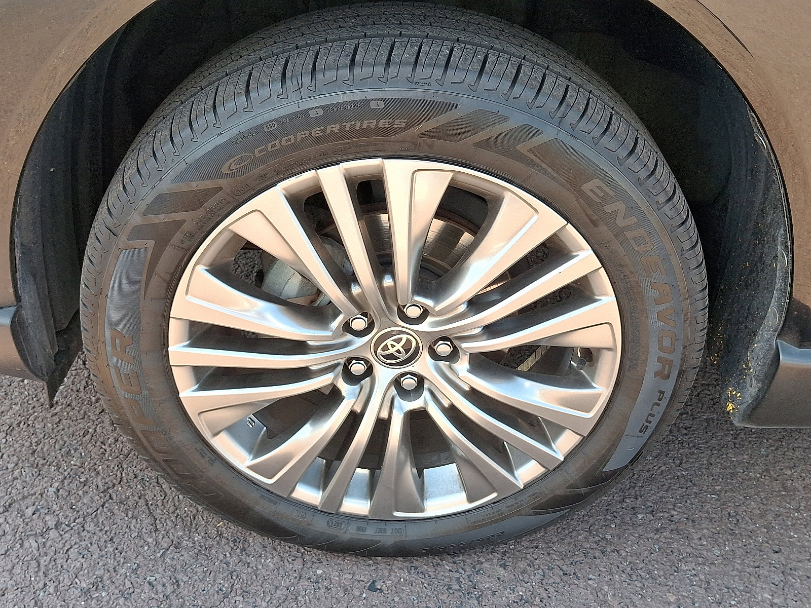 Used 2021 Toyota Venza XLE image 28