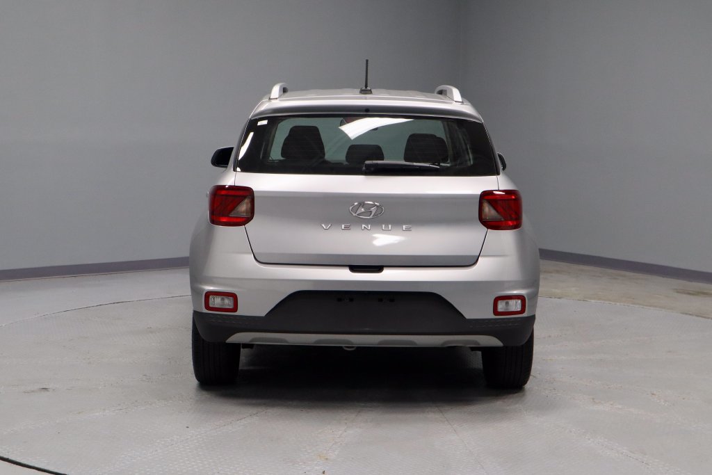 Used 2024 Hyundai Venue SEL FWD image 9