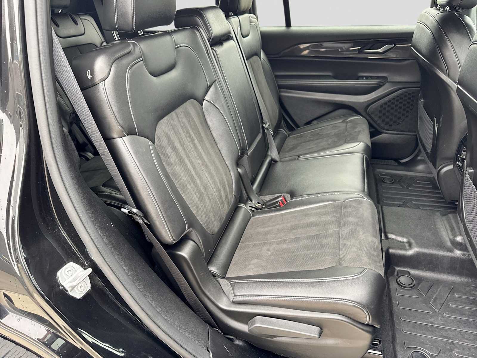 Used 2023 Jeep Grand Cherokee L Laredo AWD/4WD image 19