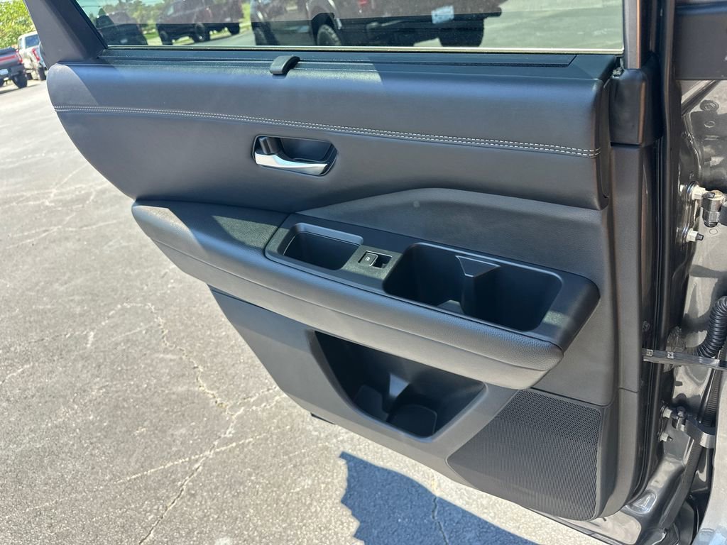 Used 2024 Nissan Pathfinder Platinum FWD image 23