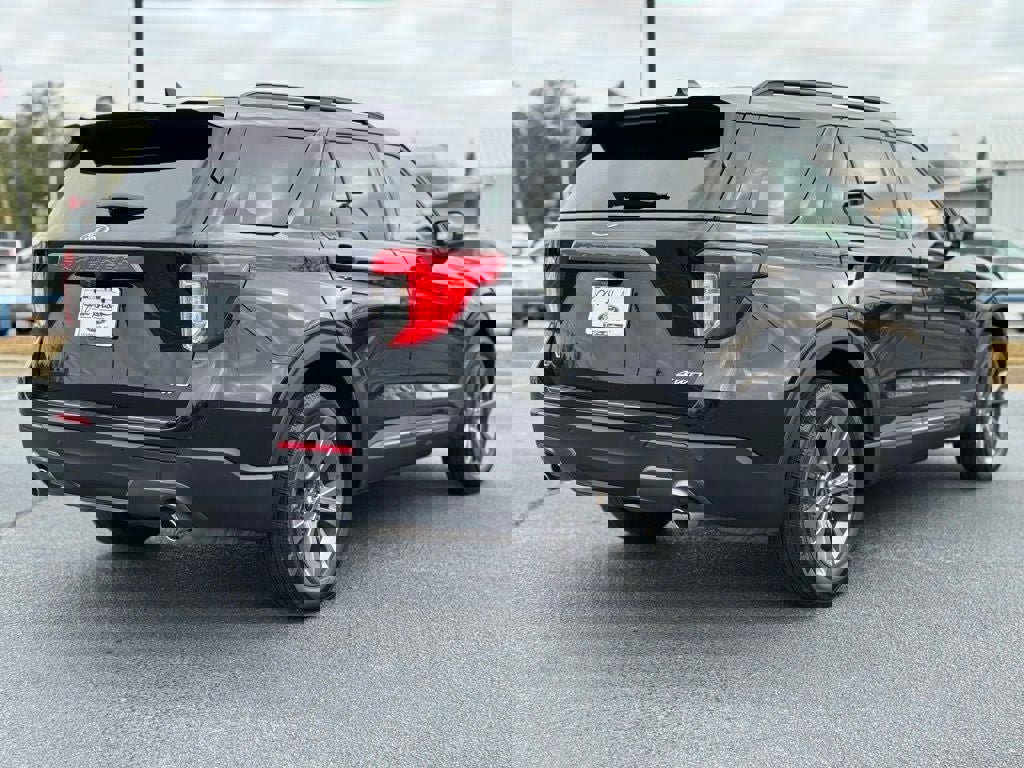 Certified 2022 Ford Explorer XLT w/ Equipment Group 202A image 9