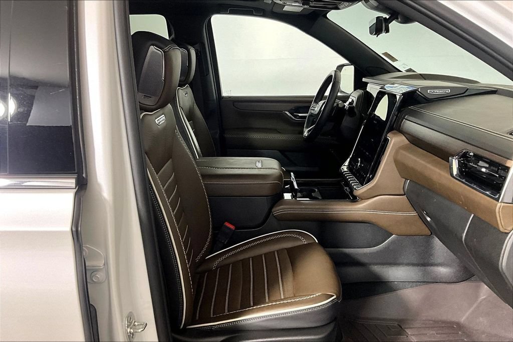 Used 2025 GMC Yukon Denali Ultimate AWD/4WD image 6