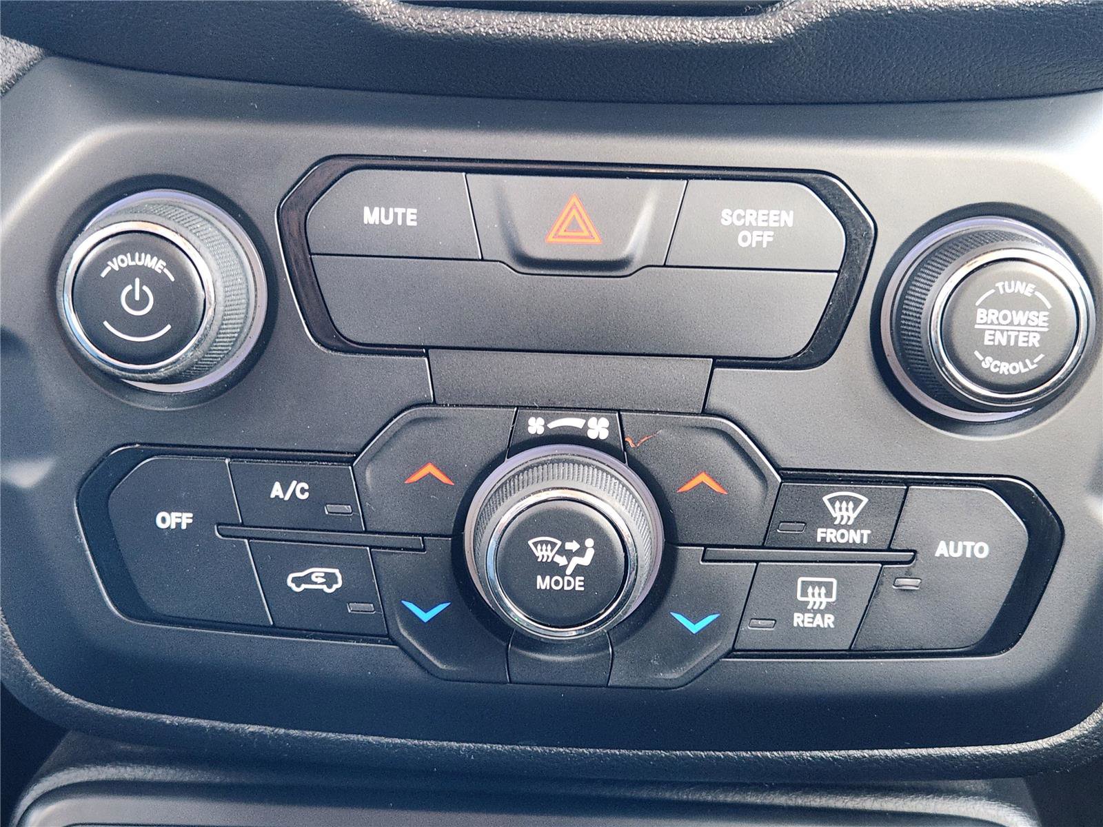 Used 2020 Jeep Renegade Latitude w/ Popular Equipment Group FWD image 15