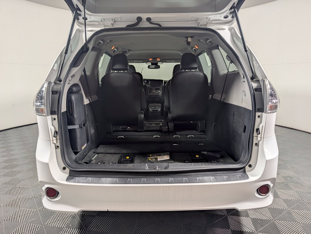 Used 2019 Toyota Sienna SE FWD image 7