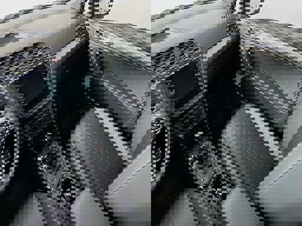 Used 2024 Volkswagen Tiguan SE R-Line image 11