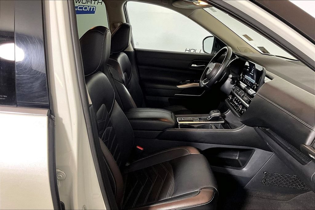 Used 2023 Nissan Pathfinder Platinum w/ Lighting Package (N93) FWD image 6