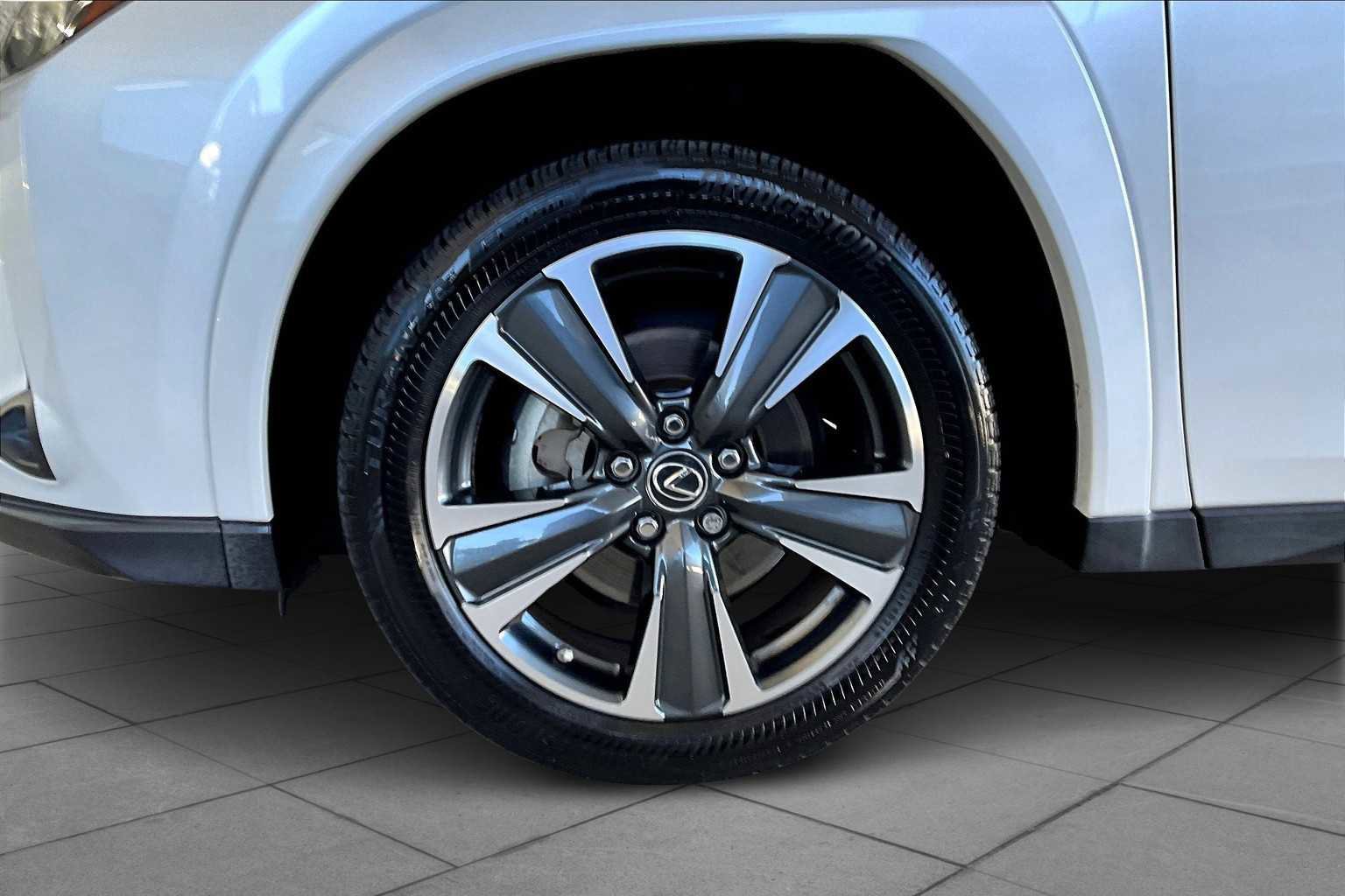 Used 2022 Lexus UX 200 w/ Premium Package image 12