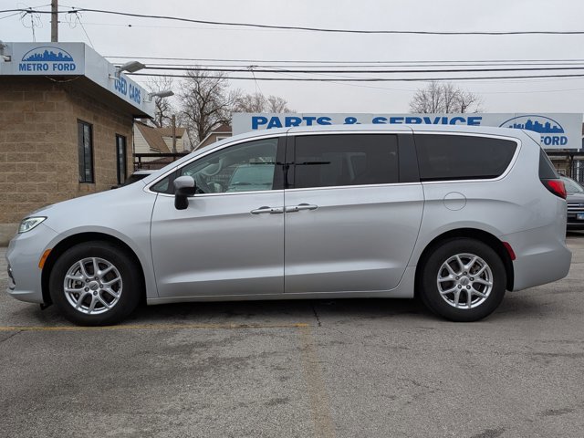 Used 2023 Chrysler Pacifica Touring-L FWD image 7