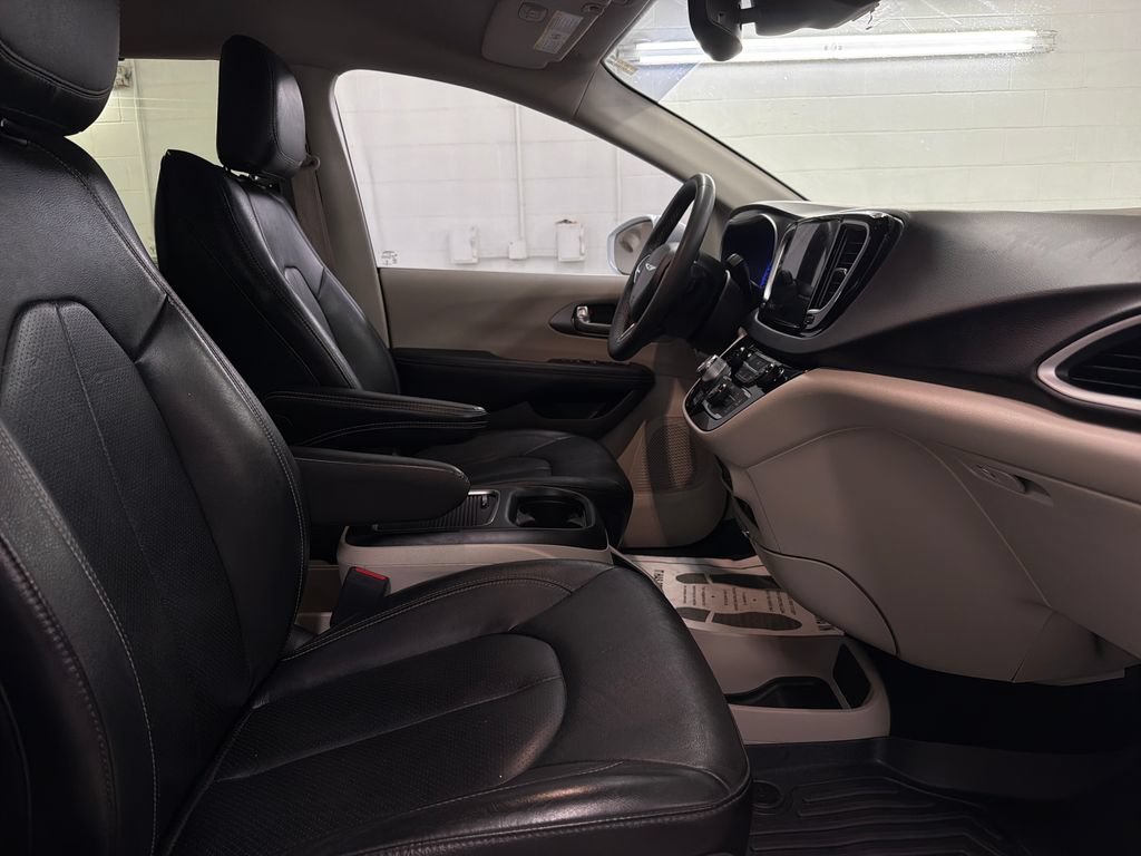 Used 2022 Chrysler Pacifica Touring-L FWD image 29