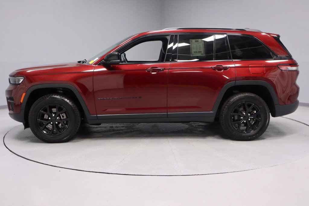 Used 2025 Jeep Grand Cherokee Altitude AWD/4WD image 8