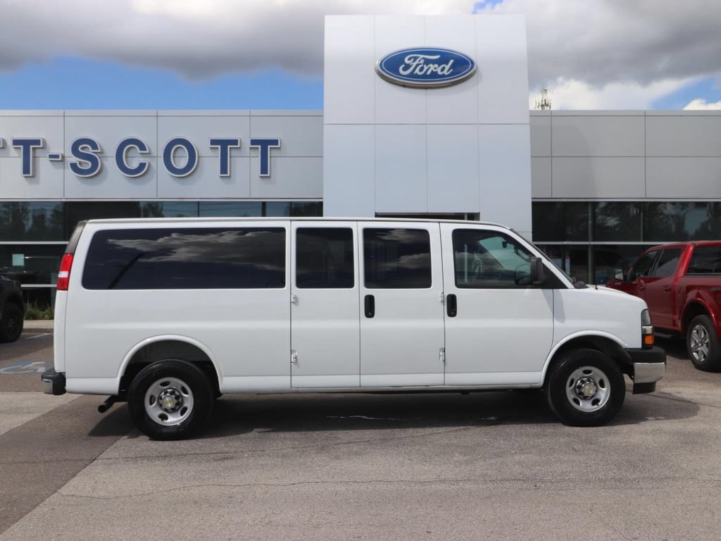 Used 2025 Chevrolet Express 3500 LT w/ LT Preferred Equipment Group RWD image 16