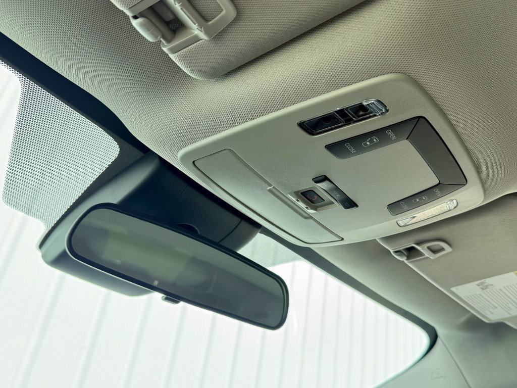 Used 2025 Toyota Sienna LE FWD image 32