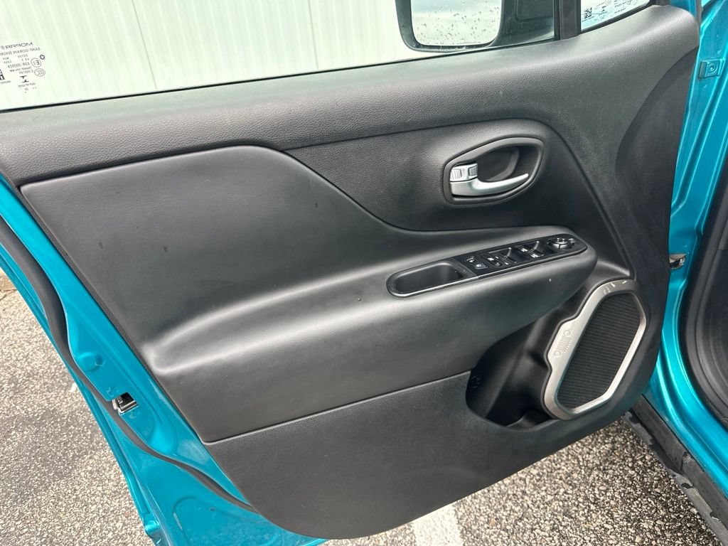 Used 2022 Jeep Renegade Latitude AWD/4WD image 13