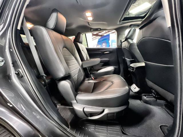 Used 2024 Toyota Highlander XLE FWD image 21