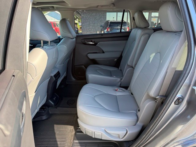 Used 2023 Toyota Highlander XLE FWD image 12