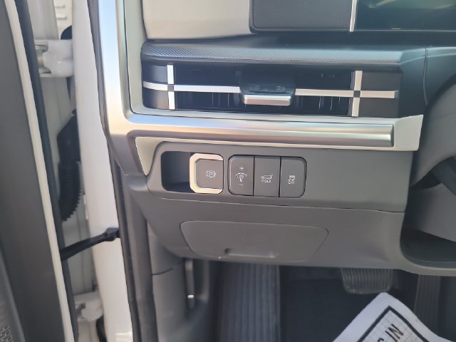 Used 2025 Hyundai Santa Fe SEL FWD image 17