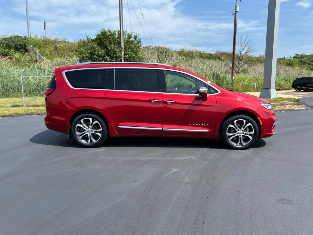 Used 2024 Chrysler Pacifica Pinnacle w/ Trailer Tow Group AWD/4WD image 6