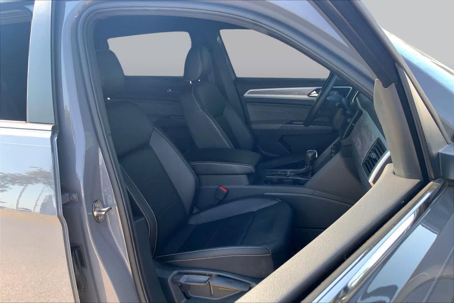 Used 2021 Volkswagen Atlas Cross Sport SE w/ V6 Towing Package FWD image 9
