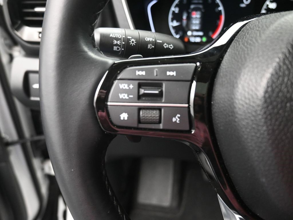 Used 2024 Honda Pilot Touring image 7