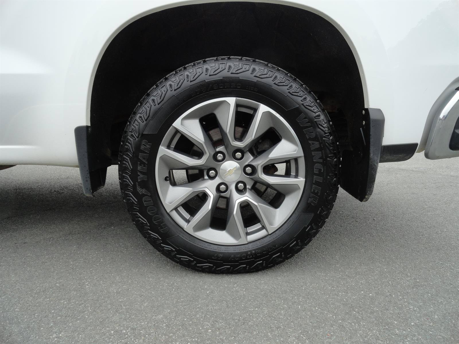 Used 2021 Chevrolet Silverado 1500 LT AWD/4WD image 9