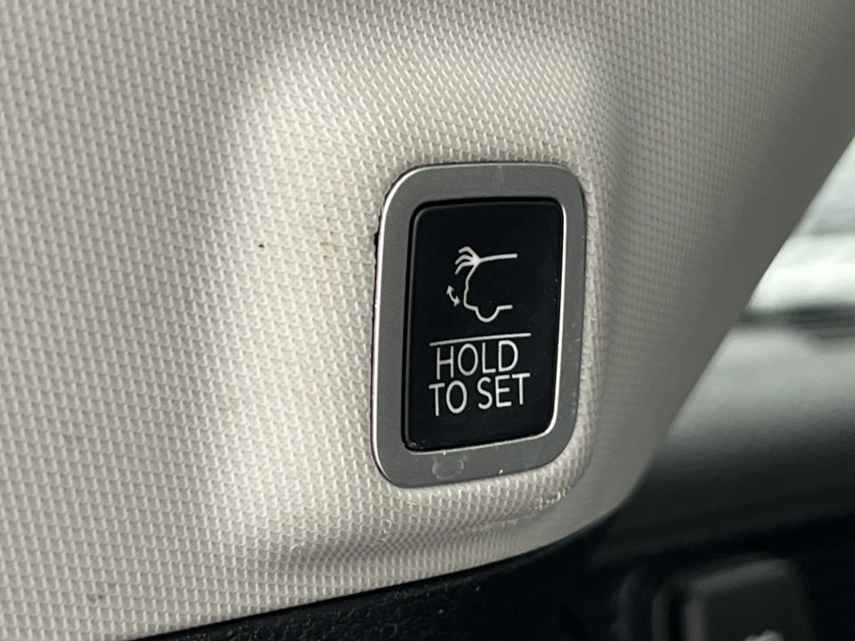 Used 2023 Jeep Grand Cherokee Limited w/ Luxury Tech Group II image 39