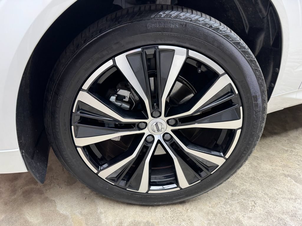Used 2025 Volvo XC60 B5 Plus AWD/4WD image 30