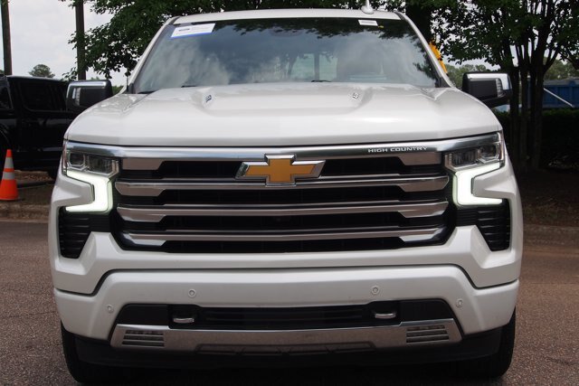 Used 2023 Chevrolet Silverado 1500 High Country w/ High Country Premium Package AWD/4WD image 2
