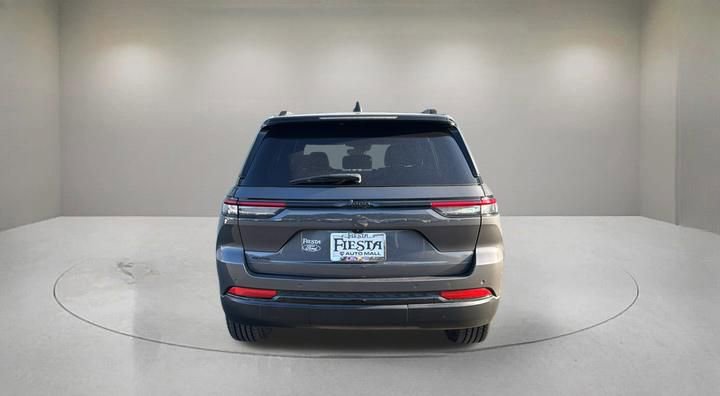 Used 2023 Jeep Grand Cherokee Altitude AWD/4WD image 3